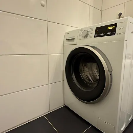 Spacious 2-bedroom Near Center *