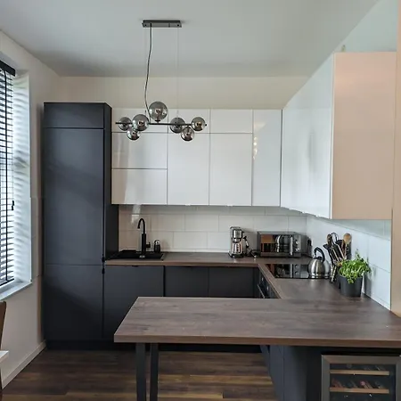 Spacious 2-bedroom Near Center 公寓