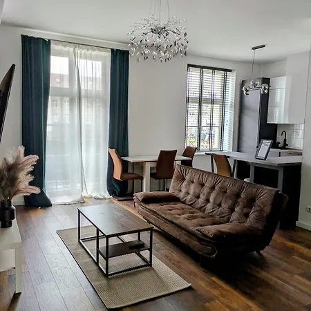Spacious 2-bedroom Near Center 公寓