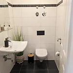 Spacious 2-bedroom Near Center