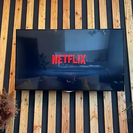 Spacious 2-bedroom Near Center *