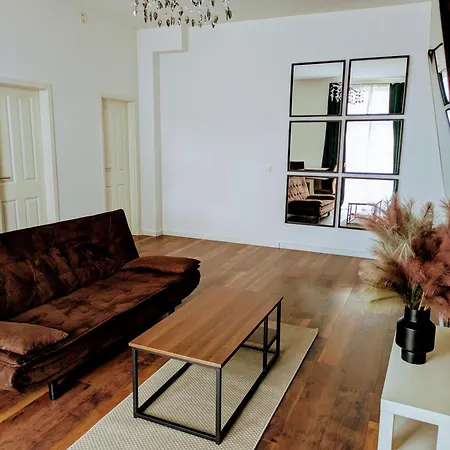 Spacious 2-bedroom Near Center *