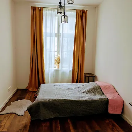 Spacious 2-bedroom Near Center Apartment *