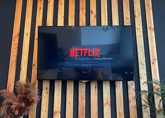 Spacious 2-bedroom Near Center *