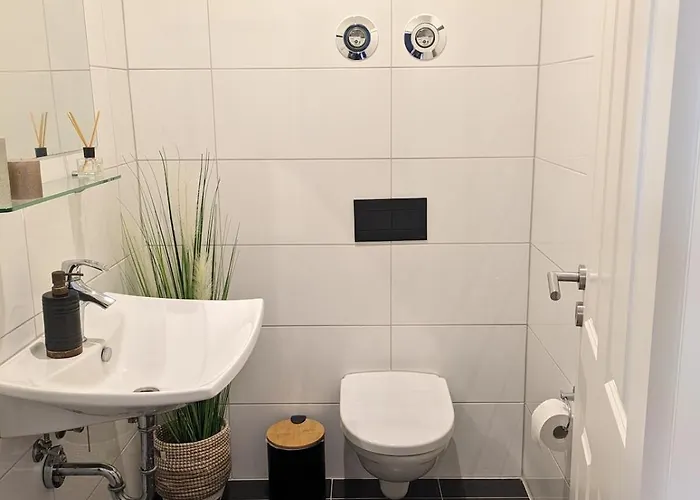 Spacious 2-bedroom Near Center