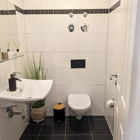 Spacious 2-bedroom Near Center