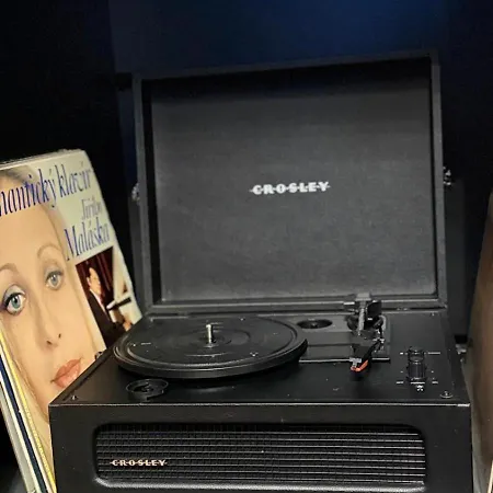 Spacious 2-bedroom Near Center